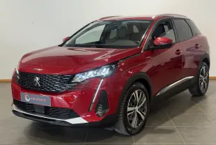 Peugeot 3008 Hybrid rouge 2025 en 3/4 avant droit, avec calandre noire et feux LED allumés.