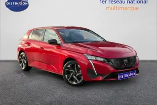 Peugeot 308 Rouge Elixir vue 3/4 avant droit, avec calandre noire distinctive et jantes alliage modernes.