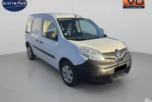 Renault Kangoo Express blanc en 3/4 avant droit avec pare-chocs noir et porte latérale visible sur fond neutre.