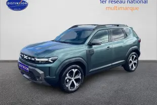Dacia Duster 1.2 mild hybrid vert cèdre en 3/4 avant droit, avec jantes alliage et barres de toit noires.
