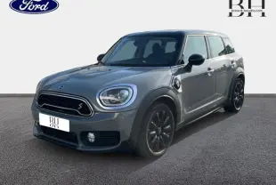 Vue 3/4 avant droite d'une MINI Countryman Cooper SE gris Moonwalk avec jantes noires et toit panoramique.