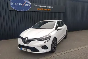 Renault Clio V blanche vue 3/4 avant droit, avec jantes alliage bi-ton et calandre noire distinctive.