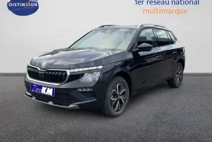 Vue 3/4 avant gauche d'un Skoda Kamiq noir magique métal avec jantes alliage et calandre distinctive.