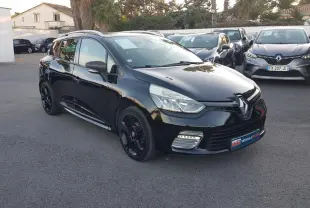 Renault Clio IV Estate noir en 3/4 avant droit, avec jantes alliage noires et feux diurnes LED visibles.