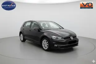 Volkswagen Golf 1.5 TSI noire vue 3/4 avant droit avec jantes alliage 17 pouces sur fond neutre.