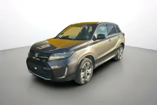 Suzuki Vitara 2025 gris silky silver en 3/4 avant droit, avec jantes alliage et calandre noire brillante.