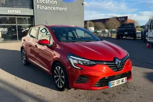 Renault Clio rouge foncé vue 3/4 avant droit, avec jantes alliage 17 pouces et calandre noire brillante.