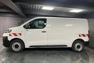 Profil droit du Citroën Jumpy blanc avec bandes réfléchissantes rouges et blanches sur ailes avant et arrière.