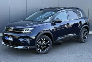 Citroën C5 Aircross bleu Eclipse en 3/4 avant droit, avec jantes alliage bi-ton et toit ouvrant panoramique.