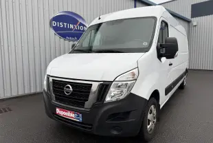 Fourgon Nissan NV400 blanc en vue 3/4 avant droit, avec calandre noire et pare-chocs avant noir mat.