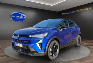 Renault Captur 2025 bleu Iron avec toit noir, vue 3/4 avant droit, mettant en valeur ses optiques fines et jantes noires.