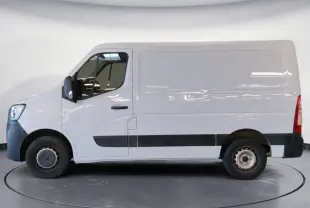 Vue 3/4 avant droit d’un Renault Master blanc 2023 avec pare-chocs noir et grandes surfaces vitrées sur portière.