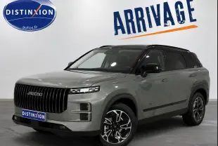 Vue 3/4 avant droite du SUV JAECOO J7 gris olive avec toit noir et calandre verticale distinctive.