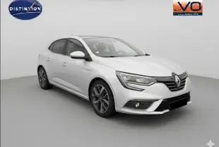 Renault Mégane IV gris clair vue 3/4 avant droit avec jantes alliage 18 pouces et phares LED distinctifs.