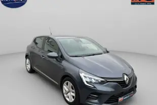Renault Clio V TCe 90 gris foncé vue 3/4 avant droit, avec phares LED et calandre distinctive Renault.