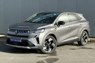 Renault Symbioz gris Cassiopée en 3/4 avant droit, avec jantes 18 pouces et calandre moderne noire.