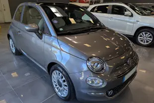 Vue 3/4 avant droite d'une Fiat 500 hybride 2021 en Electroclash Grey, avec jantes alliage et intérieur clair visible.