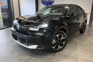 Citroën C4 2025 noir métal vue 3/4 avant droit avec jantes alliage diamantées et calandre moderne.