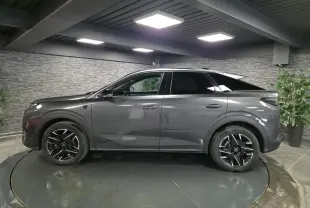 Peugeot 3008 gris métallisé vue de profil côté gauche, avec jantes alliage noires et toit noir contrasté.