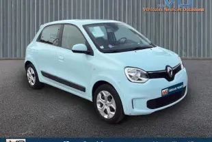 Renault Twingo III bleu clair vue 3/4 avant droit sur fond gris avec logo VO sur plaque avant.