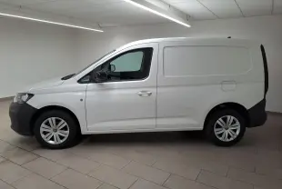 Vue de profil côté gauche d'un Volkswagen Caddy blanc Candy avec rétroviseurs noirs et jantes acier 16 pouces.