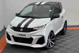 Vue 3/4 avant droite d'une Aixam Ambition 0.5 City GTO blanche avec bandes noires et jantes noires à rayures argentées.