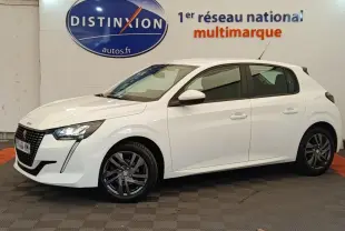 Peugeot 208 blanc vue de profil côté gauche, avec feux LED et jantes alliage sombres en intérieur showroom.