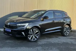 Renault Austral noir étoilé en 3/4 avant droit, avec jantes alliage 20 pouces et toit panoramique en verre.