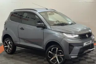 Vue 3/4 avant d'une Aixam Ambition 0.5 Crossover Premium gris foncé avec jantes noires et rétroviseur caméra côté gauche.
