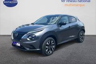 Nissan Juke Hybrid gris squale métal en vue 3/4 avant droit, soulignant ses jantes modernes et son design compact.