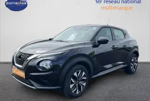 Nissan Juke noir métal en 3/4 avant droit, avec jantes stylisées et calandre distinctive en nid d'abeille.