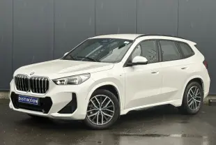 BMW X1 sDrive 20d blanc Mineral vue 3/4 avant droit avec calandre imposante et jantes bicolores 18 pouces.