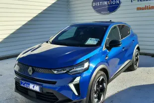 Renault Captur II Ph.2 bleu Iron en 3/4 avant droit, avec calandre moderne et jantes noires bicolores.
