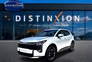 KIA SPORTAGE 1.6 hybride blanc en 3/4 avant droit, avec calandre noire et jantes alu 17 pouces.