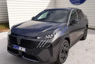 Peugeot 3008 gris titane avec toit noir, vue 3/4 avant droit, calandre noire et feux LED distinctifs.