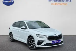 Vue 3/4 avant droite d'une Skoda Scala blanc cristal avec calandre noire et jantes alliage distinctives.