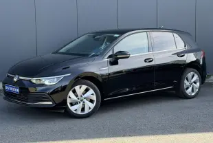 Volkswagen Golf VIII noire vue de profil droit, avec jantes alliage et baguettes chromées sur les vitres.