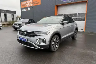 Volkswagen T-Roc argent pyrite métallisé en 3/4 avant droit, avec jantes alliage et calandre noire distinctive.