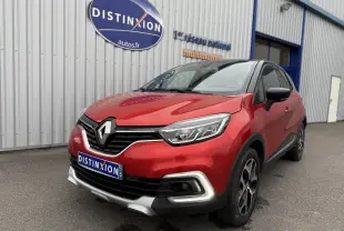 Renault Captur rouge en 3/4 avant droit, avec signature lumineuse LED et calandre noire brillante.