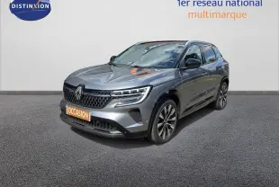 Renault Austral gris schiste métal en 3/4 avant droit, mettant en valeur ses phares LED et sa calandre distinctive.