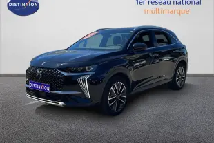 DS7 BlueHDi 130ch Opera noir métal en 3/4 avant droit, avec calandre distinctive et feux LED verticaux.