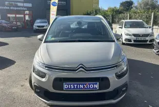 Vue frontale d'un Citroën Grand C4 Spacetourer beige clair 2018 avec calandre distinctive et plaque Distinxion.