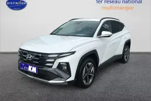 Hyundai Tucson 2025 blanc sérénité vu en 3/4 avant droit avec calandre noire et jantes alliage 18 pouces.