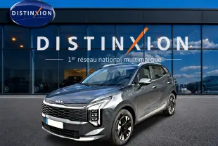 KIA Sportage 1.6 hybride gris eclipse en 3/4 avant droit, avec calandre noire et jantes alu 17 pouces.