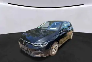 Volkswagen Golf VIII 1.5 TSI 130 Style en Deep Black, vue 3/4 avant droit avec jantes alliage 17 pouces.