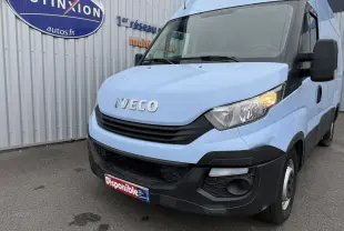 Vue 3/4 avant droit d’un Iveco Daily Fourgon bleu clair de 2017 avec calandre noire et phares allumés.