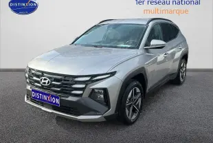 Hyundai Tucson 2025 argent scintillant en 3/4 avant droit avec calandre marquée et jantes alliage.