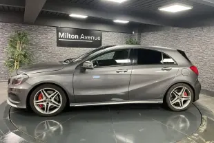 Mercedes Classe A 45 AMG gris métallisé vue de profil côté gauche avec étriers de frein rouges et jantes AMG 18 pouces.