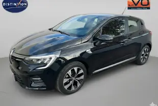 Renault Clio V SCe 65 noir vue 3/4 avant droit, jantes alliage 16 pouces et feux LED allumés.