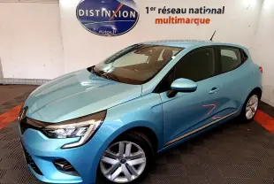 Renault Clio Business E-Tech hybride bleu vue 3/4 avant droit en intérieur avec jantes alliage et phares LED allumés.